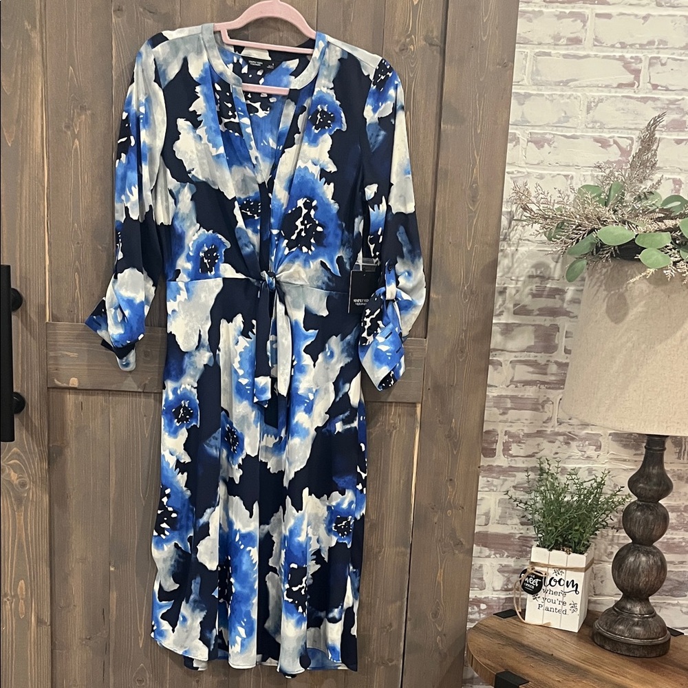 ⭐️5/$20Simply Vera Vera Wang Blue and White Floral Dress